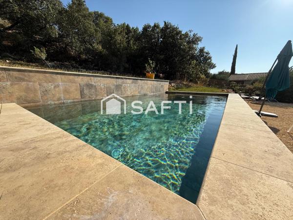 Maison contemporaine avec piscine et vue dégagée