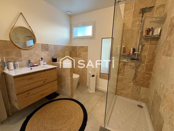 Maison contemporaine avec piscine et vue dégagée