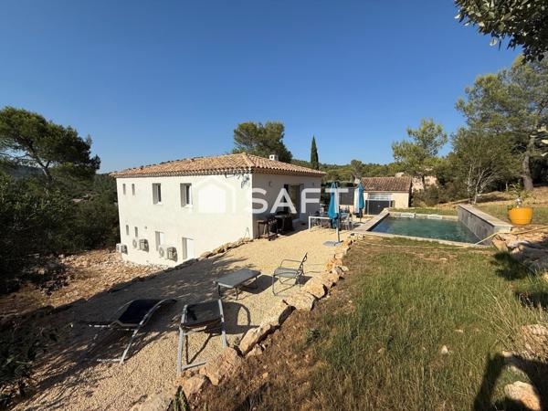 Maison contemporaine avec piscine et vue dégagée