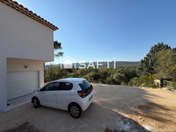 Maison contemporaine avec piscine et vue dégagée