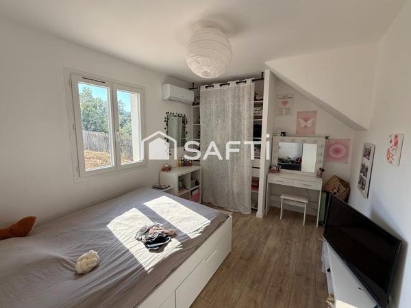 Maison contemporaine avec piscine et vue dégagée