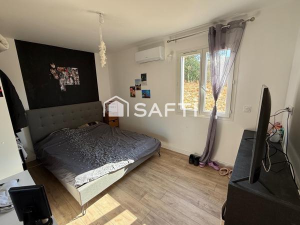 Maison contemporaine avec piscine et vue dégagée