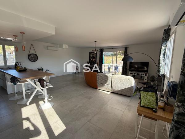 Maison contemporaine avec piscine et vue dégagée