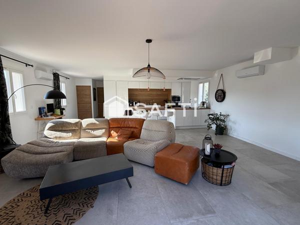 Maison contemporaine avec piscine et vue dégagée