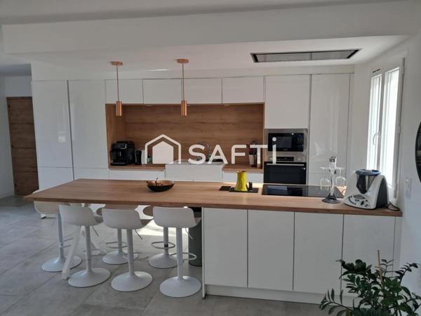 Maison contemporaine avec piscine et vue dégagée