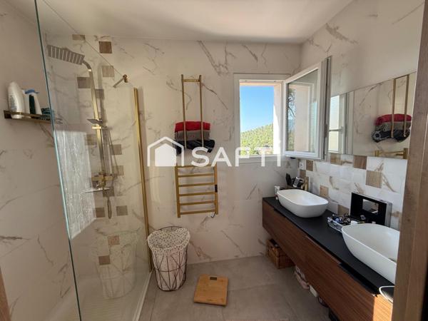 Maison contemporaine avec piscine et vue dégagée