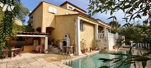 Magnifique Maison de 270 m2 avec piscine et vue mer, à 5 min du port.