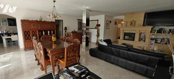 Magnifique Maison de 270 m2 avec piscine et vue mer, à 5 min du port.