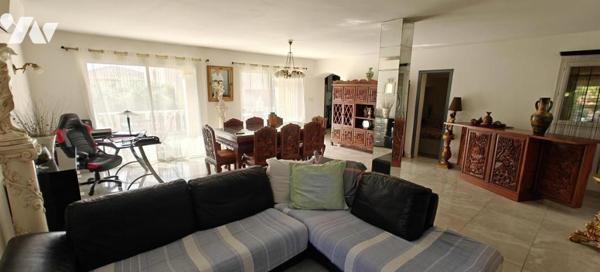 Magnifique Maison de 270 m2 avec piscine et vue mer, à 5 min du port.