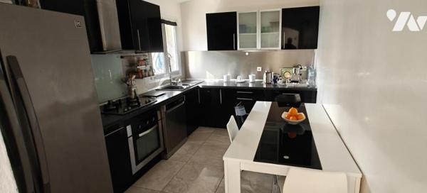 Magnifique Maison de 270 m2 avec piscine et vue mer, à 5 min du port.