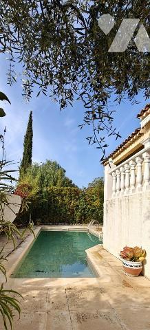 Magnifique Maison de 270 m2 avec piscine et vue mer, à 5 min du port.