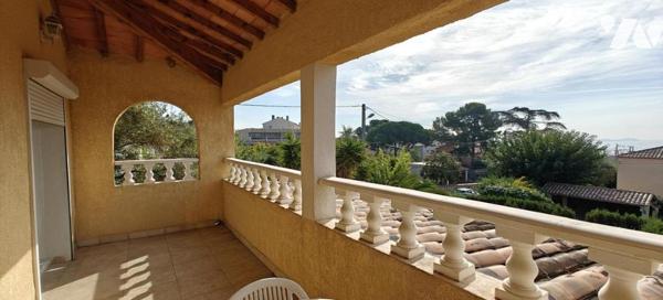Magnifique Maison de 270 m2 avec piscine et vue mer, à 5 min du port.