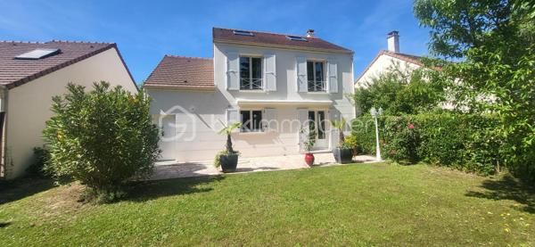Au coeur de la résidence " LES DOMANIALES DU GOLF " venez visiter cette belle maison de type T7 d'environ 115m2 offrant des prestations soignées sur un terrain arboré de 393m2 exposé plein sud. proche de toutes les commodités (écoles, commerces, associations sportives et culturelles...) Au rez-de-chaussée vous découvrirez une grande pièce à vivre lumineuse et traversante de 34m2
une cuisine séparée et toute équipée (possibilité d'une ouverture sur le séjour) un wc, un cellier et un garage.
Au premier étage, 4 chambres avec des rangements, une salle d'eau avec un WC et une salle de bains. Au deuxième étage des combles aménagées de 42m2 avec beaucoup de rangements. 
Les plus : double vitrage en PVC, DPE en C, chauffage au gaz, un poêle à bois, plusieurs places de stationnement, un abris de jardin, un atelier et une grande terrasse.
N'hésitez pas vous allez être conquis !