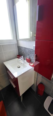 Au coeur de la résidence " LES DOMANIALES DU GOLF " venez visiter cette belle maison de type T7 d'environ 115m2 offrant des prestations soignées sur un terrain arboré de 393m2 exposé plein sud. proche de toutes les commodités (écoles, commerces, associations sportives et culturelles...) Au rez-de-chaussée vous découvrirez une grande pièce à vivre lumineuse et traversante de 34m2
une cuisine séparée et toute équipée (possibilité d'une ouverture sur le séjour) un wc, un cellier et un garage.
Au premier étage, 4 chambres avec des rangements, une salle d'eau avec un WC et une salle de bains. Au deuxième étage des combles aménagées de 42m2 avec beaucoup de rangements. 
Les plus : double vitrage en PVC, DPE en C, chauffage au gaz, un poêle à bois, plusieurs places de stationnement, un abris de jardin, un atelier et une grande terrasse.
N'hésitez pas vous allez être conquis !