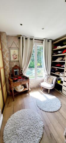 Au coeur de la résidence " LES DOMANIALES DU GOLF " venez visiter cette belle maison de type T7 d'environ 115m2 offrant des prestations soignées sur un terrain arboré de 393m2 exposé plein sud. proche de toutes les commodités (écoles, commerces, associations sportives et culturelles...) Au rez-de-chaussée vous découvrirez une grande pièce à vivre lumineuse et traversante de 34m2
une cuisine séparée et toute équipée (possibilité d'une ouverture sur le séjour) un wc, un cellier et un garage.
Au premier étage, 4 chambres avec des rangements, une salle d'eau avec un WC et une salle de bains. Au deuxième étage des combles aménagées de 42m2 avec beaucoup de rangements. 
Les plus : double vitrage en PVC, DPE en C, chauffage au gaz, un poêle à bois, plusieurs places de stationnement, un abris de jardin, un atelier et une grande terrasse.
N'hésitez pas vous allez être conquis !