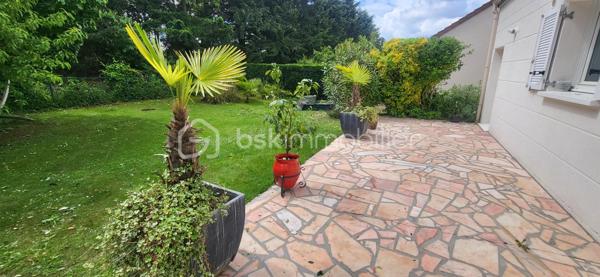 Au coeur de la résidence " LES DOMANIALES DU GOLF " venez visiter cette belle maison de type T7 d'environ 115m2 offrant des prestations soignées sur un terrain arboré de 393m2 exposé plein sud. proche de toutes les commodités (écoles, commerces, associations sportives et culturelles...) Au rez-de-chaussée vous découvrirez une grande pièce à vivre lumineuse et traversante de 34m2
une cuisine séparée et toute équipée (possibilité d'une ouverture sur le séjour) un wc, un cellier et un garage.
Au premier étage, 4 chambres avec des rangements, une salle d'eau avec un WC et une salle de bains. Au deuxième étage des combles aménagées de 42m2 avec beaucoup de rangements. 
Les plus : double vitrage en PVC, DPE en C, chauffage au gaz, un poêle à bois, plusieurs places de stationnement, un abris de jardin, un atelier et une grande terrasse.
N'hésitez pas vous allez être conquis !
