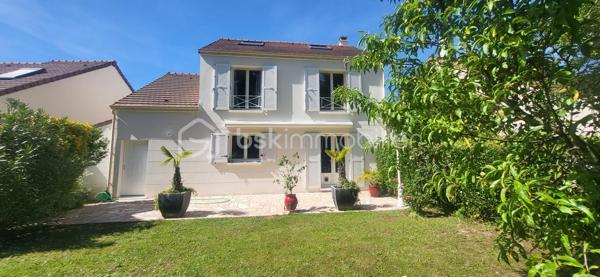 Au coeur de la résidence " LES DOMANIALES DU GOLF " venez visiter cette belle maison de type T7 d'environ 115m2 offrant des prestations soignées sur un terrain arboré de 393m2 exposé plein sud. proche de toutes les commodités (écoles, commerces, associations sportives et culturelles...) Au rez-de-chaussée vous découvrirez une grande pièce à vivre lumineuse et traversante de 34m2
une cuisine séparée et toute équipée (possibilité d'une ouverture sur le séjour) un wc, un cellier et un garage.
Au premier étage, 4 chambres avec des rangements, une salle d'eau avec un WC et une salle de bains. Au deuxième étage des combles aménagées de 42m2 avec beaucoup de rangements. 
Les plus : double vitrage en PVC, DPE en C, chauffage au gaz, un poêle à bois, plusieurs places de stationnement, un abris de jardin, un atelier et une grande terrasse.
N'hésitez pas vous allez être conquis !