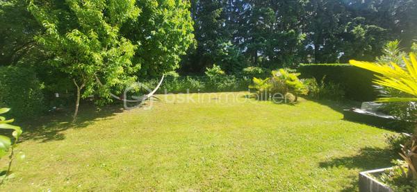Au coeur de la résidence " LES DOMANIALES DU GOLF " venez visiter cette belle maison de type T7 d'environ 115m2 offrant des prestations soignées sur un terrain arboré de 393m2 exposé plein sud. proche de toutes les commodités (écoles, commerces, associations sportives et culturelles...) Au rez-de-chaussée vous découvrirez une grande pièce à vivre lumineuse et traversante de 34m2
une cuisine séparée et toute équipée (possibilité d'une ouverture sur le séjour) un wc, un cellier et un garage.
Au premier étage, 4 chambres avec des rangements, une salle d'eau avec un WC et une salle de bains. Au deuxième étage des combles aménagées de 42m2 avec beaucoup de rangements. 
Les plus : double vitrage en PVC, DPE en C, chauffage au gaz, un poêle à bois, plusieurs places de stationnement, un abris de jardin, un atelier et une grande terrasse.
N'hésitez pas vous allez être conquis !