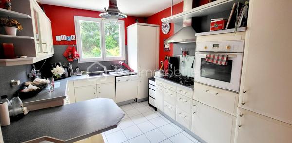 Au coeur de la résidence " LES DOMANIALES DU GOLF " venez visiter cette belle maison de type T7 d'environ 115m2 offrant des prestations soignées sur un terrain arboré de 393m2 exposé plein sud. proche de toutes les commodités (écoles, commerces, associations sportives et culturelles...) Au rez-de-chaussée vous découvrirez une grande pièce à vivre lumineuse et traversante de 34m2
une cuisine séparée et toute équipée (possibilité d'une ouverture sur le séjour) un wc, un cellier et un garage.
Au premier étage, 4 chambres avec des rangements, une salle d'eau avec un WC et une salle de bains. Au deuxième étage des combles aménagées de 42m2 avec beaucoup de rangements. 
Les plus : double vitrage en PVC, DPE en C, chauffage au gaz, un poêle à bois, plusieurs places de stationnement, un abris de jardin, un atelier et une grande terrasse.
N'hésitez pas vous allez être conquis !