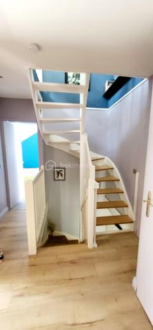 Au coeur de la résidence " LES DOMANIALES DU GOLF " venez visiter cette belle maison de type T7 d'environ 115m2 offrant des prestations soignées sur un terrain arboré de 393m2 exposé plein sud. proche de toutes les commodités (écoles, commerces, associations sportives et culturelles...) Au rez-de-chaussée vous découvrirez une grande pièce à vivre lumineuse et traversante de 34m2
une cuisine séparée et toute équipée (possibilité d'une ouverture sur le séjour) un wc, un cellier et un garage.
Au premier étage, 4 chambres avec des rangements, une salle d'eau avec un WC et une salle de bains. Au deuxième étage des combles aménagées de 42m2 avec beaucoup de rangements. 
Les plus : double vitrage en PVC, DPE en C, chauffage au gaz, un poêle à bois, plusieurs places de stationnement, un abris de jardin, un atelier et une grande terrasse.
N'hésitez pas vous allez être conquis !