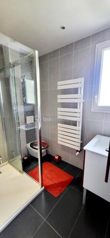 Au coeur de la résidence " LES DOMANIALES DU GOLF " venez visiter cette belle maison de type T7 d'environ 115m2 offrant des prestations soignées sur un terrain arboré de 393m2 exposé plein sud. proche de toutes les commodités (écoles, commerces, associations sportives et culturelles...) Au rez-de-chaussée vous découvrirez une grande pièce à vivre lumineuse et traversante de 34m2
une cuisine séparée et toute équipée (possibilité d'une ouverture sur le séjour) un wc, un cellier et un garage.
Au premier étage, 4 chambres avec des rangements, une salle d'eau avec un WC et une salle de bains. Au deuxième étage des combles aménagées de 42m2 avec beaucoup de rangements. 
Les plus : double vitrage en PVC, DPE en C, chauffage au gaz, un poêle à bois, plusieurs places de stationnement, un abris de jardin, un atelier et une grande terrasse.
N'hésitez pas vous allez être conquis !