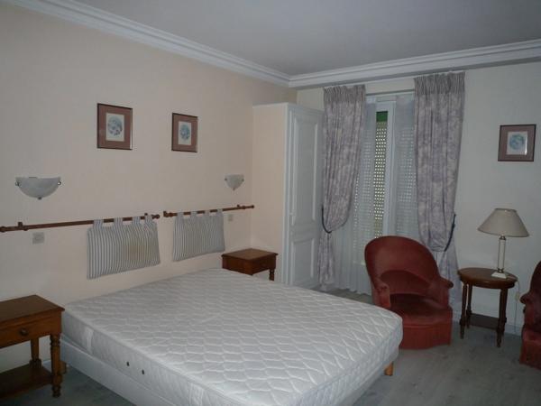 Dpt Marne (51), à vendre SEZANNE ancien hôtel restaurant de 25 chambres, 2 salles de restaurant et des appartements.