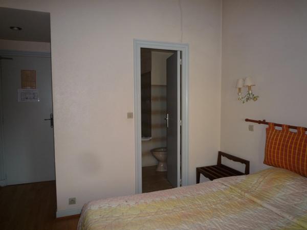 Dpt Marne (51), à vendre SEZANNE ancien hôtel restaurant de 25 chambres, 2 salles de restaurant et des appartements.