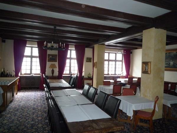 Dpt Marne (51), à vendre SEZANNE ancien hôtel restaurant de 25 chambres, 2 salles de restaurant et des appartements.