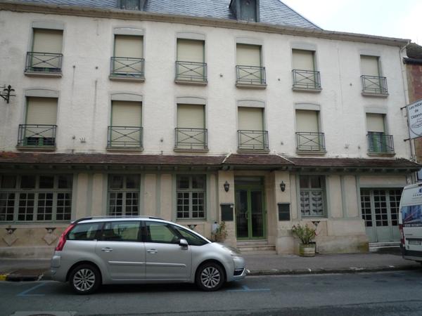 Dpt Marne (51), à vendre SEZANNE ancien hôtel restaurant de 25 chambres, 2 salles de restaurant et des appartements.