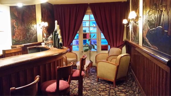 Dpt Marne (51), à vendre SEZANNE ancien hôtel restaurant de 25 chambres, 2 salles de restaurant et des appartements.