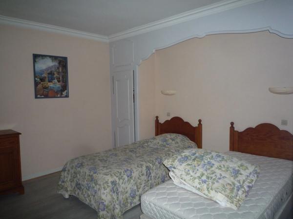 Dpt Marne (51), à vendre SEZANNE ancien hôtel restaurant de 25 chambres, 2 salles de restaurant et des appartements.