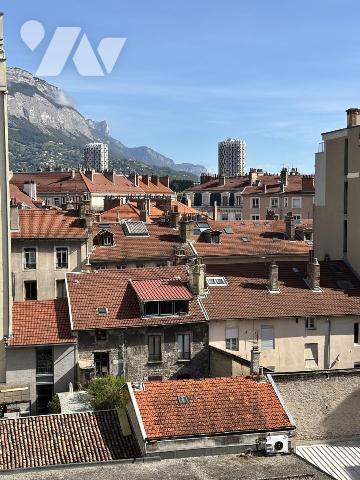 GRENOBLE proche Place de l'Etoile, appartement 6p+C en étage, rénové