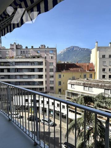 GRENOBLE proche Place de l'Etoile, appartement 6p+C en étage, rénové