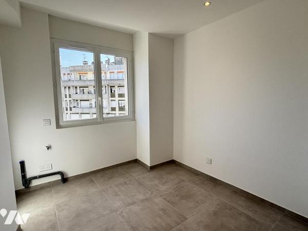 GRENOBLE proche Place de l'Etoile, appartement 6p+C en étage, rénové