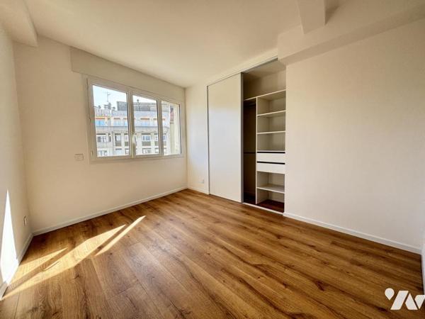 GRENOBLE proche Place de l'Etoile, appartement 6p+C en étage, rénové