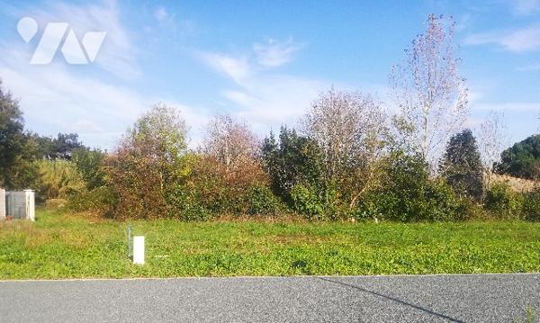 Terrain à bâtir viabilisé d'une surface de 377 m2 dans lotissement de 4 lots