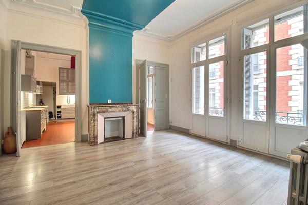 Superbe appartement haussmannien avec ascenseur de 126.5 m² et balcon de ville à deux pas de la Comédie.