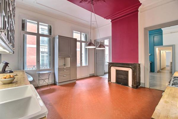 Superbe appartement haussmannien avec ascenseur de 126.5 m² et balcon de ville à deux pas de la Comédie.