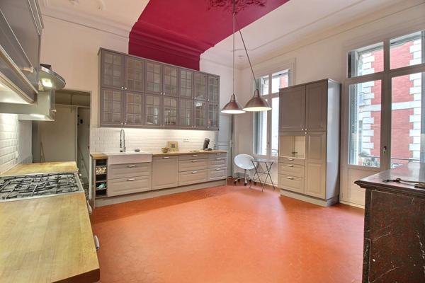 Superbe appartement haussmannien avec ascenseur de 126.5 m² et balcon de ville à deux pas de la Comédie.