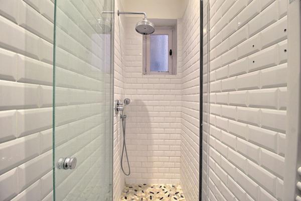 Superbe appartement haussmannien avec ascenseur de 126.5 m² et balcon de ville à deux pas de la Comédie.