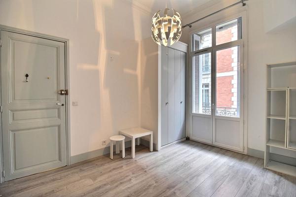 Superbe appartement haussmannien avec ascenseur de 126.5 m² et balcon de ville à deux pas de la Comédie.