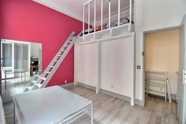 Superbe appartement haussmannien avec ascenseur de 126.5 m² et balcon de ville à deux pas de la Comédie.