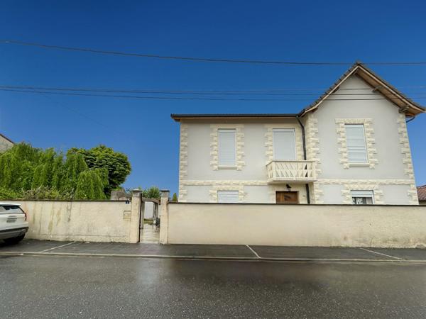 Charmante maison familiale avec 4 chambres, jardin, dépendance et abri voiture.