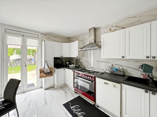 Charmante maison familiale avec 4 chambres, jardin, dépendance et abri voiture.