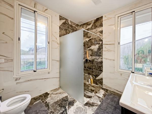 Charmante maison familiale avec 4 chambres, jardin, dépendance et abri voiture.