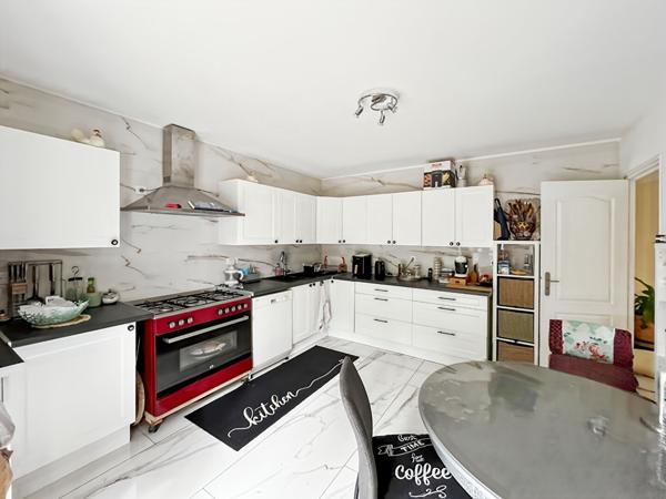 Charmante maison familiale avec 4 chambres, jardin, dépendance et abri voiture.