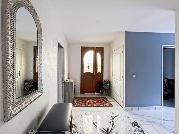 Charmante maison familiale avec 4 chambres, jardin, dépendance et abri voiture.