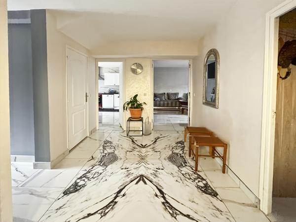 Charmante maison familiale avec 4 chambres, jardin, dépendance et abri voiture.