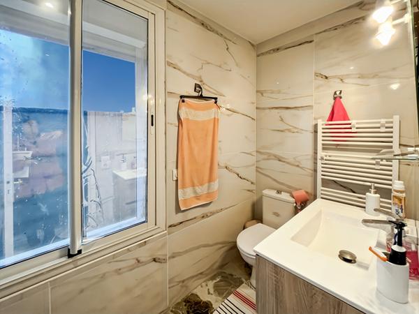 Charmante maison familiale avec 4 chambres, jardin, dépendance et abri voiture.