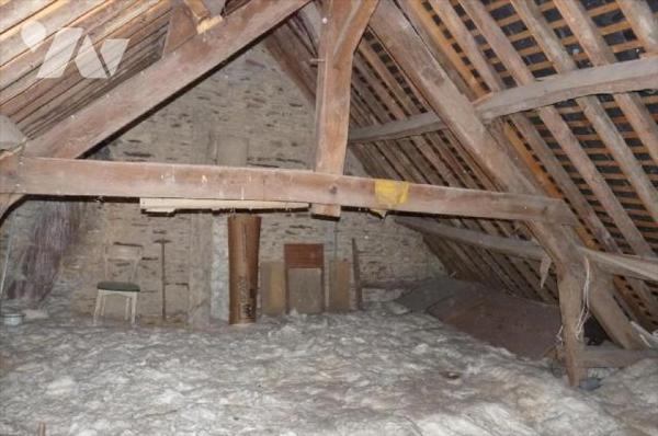 A vendre à NEUILLY LE VENDIN(53), une maison en pierres comprenant cuisine-salle à manger(ancie...